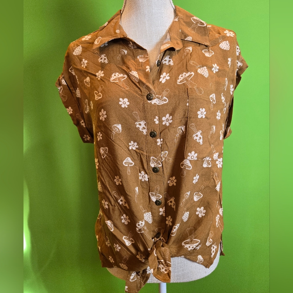 No Boundaries Brown 1/4in sleeve V-Neck with Tie in Center at Waist Mushroom Des